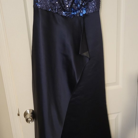 Dresses - Picture 4 of 16